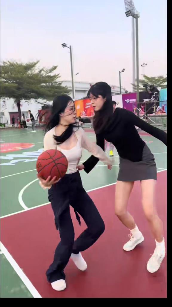 這么高的女孩子都防不住，你叫吧友們怎么防？？？